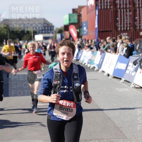 03.10.2025 - Köhlbrandbrückenlauf Jannik Wohlers http://msf.ph/oto/9092968 03.10.2025 13:20:07 Ziel 4402, 4433, 4565, 4721, 5037, 5175, 5328, 5456, 5481, 5656, 5657, 5658, 6589, 6649 meine-sportfotos.de