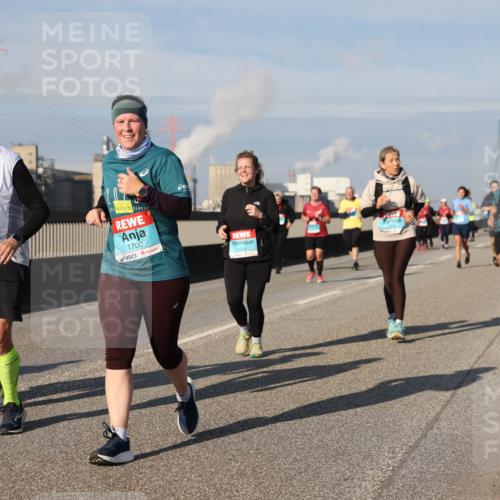 03.10.2025 - Köhlbrandbrückenlauf Lena Gebhardt http://msf.ph/oto/9092969 03.10.2025 10:08:34 Position 2 3292, 3293, 1700 meine-sportfotos.de