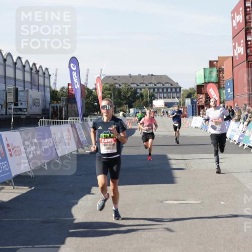 03.10.2025 - Köhlbrandbrückenlauf Jannik Wohlers http://msf.ph/oto/9093026 03.10.2025 12:54:32 Ziel 4023, 4060, 4106, 4209 meine-sportfotos.de