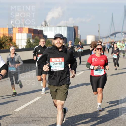 03.10.2025 - Köhlbrandbrückenlauf Jannik Wohlers http://msf.ph/oto/9093029 03.10.2025 10:00:19 Position 3 2750, 2345, 3310 meine-sportfotos.de