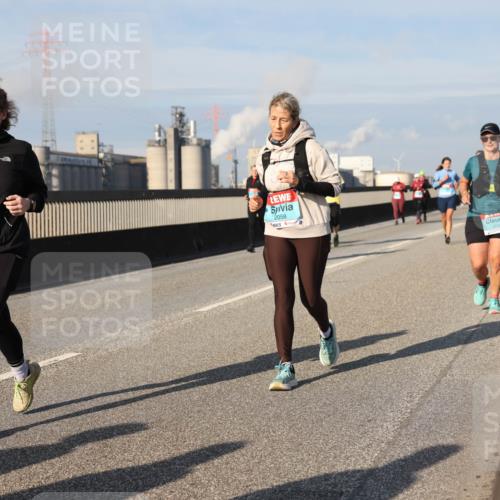 03.10.2025 - Köhlbrandbrückenlauf Lena Gebhardt http://msf.ph/oto/9093033 03.10.2025 10:08:36 Position 2 2385, 2058, 2830 meine-sportfotos.de