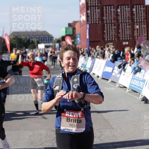 03.10.2025 - Köhlbrandbrückenlauf Jannik Wohlers http://msf.ph/oto/9093067 03.10.2025 13:20:07 Ziel 4402, 4433, 4565, 4721, 5037, 5175, 5328, 5456, 5481, 5656, 5657, 5658, 6589, 6649 meine-sportfotos.de