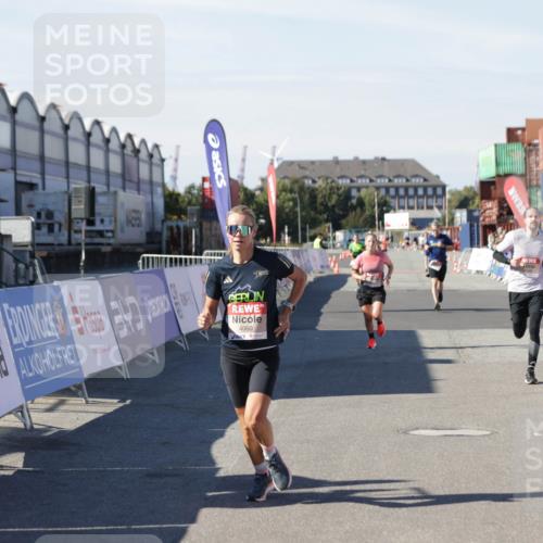 03.10.2025 - Köhlbrandbrückenlauf Jannik Wohlers http://msf.ph/oto/9093105 03.10.2025 12:54:32 Ziel 4023, 4060, 4106, 4209 meine-sportfotos.de