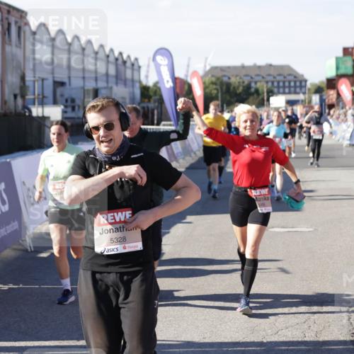 03.10.2025 - Köhlbrandbrückenlauf Jannik Wohlers http://msf.ph/oto/9093135 03.10.2025 13:20:08 Ziel 4402, 4433, 4565, 4721, 4779, 5037, 5175, 5328, 5456, 5481, 5658, 6589, 6649 meine-sportfotos.de