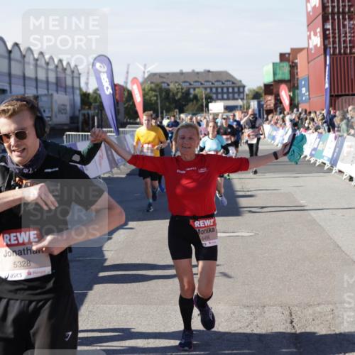 03.10.2025 - Köhlbrandbrückenlauf Jannik Wohlers http://msf.ph/oto/9093174 03.10.2025 13:20:09 Ziel 4397, 4402, 4433, 4565, 4721, 4779, 5037, 5175, 5328, 5456, 5481, 6589, 6649 meine-sportfotos.de