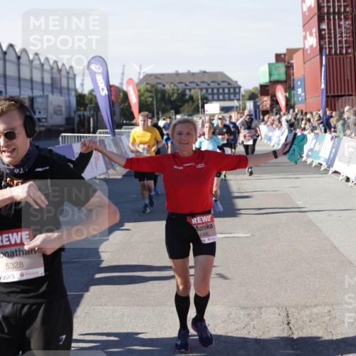 03.10.2025 - Köhlbrandbrückenlauf Jannik Wohlers http://msf.ph/oto/9093181 03.10.2025 13:20:09 Ziel 4397, 4402, 4433, 4565, 4721, 4779, 5037, 5175, 5328, 5456, 5481, 6589, 6649 meine-sportfotos.de