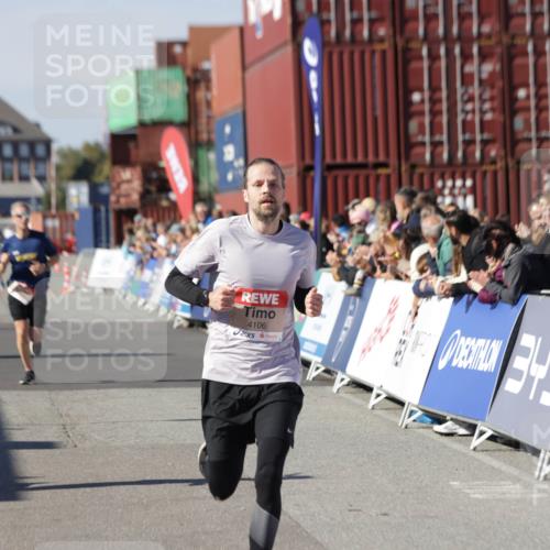 03.10.2025 - Köhlbrandbrückenlauf Jannik Wohlers http://msf.ph/oto/9093239 03.10.2025 12:54:34 Ziel 4023, 4060, 4106, 4209, 6683 meine-sportfotos.de