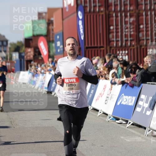 03.10.2025 - Köhlbrandbrückenlauf Jannik Wohlers http://msf.ph/oto/9093283 03.10.2025 12:54:34 Ziel 4023, 4060, 4106, 4209, 6683 meine-sportfotos.de