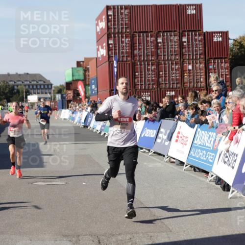 03.10.2025 - Köhlbrandbrückenlauf Jannik Wohlers http://msf.ph/oto/9093322 03.10.2025 12:54:34 Ziel 4023, 4060, 4106, 4209, 6683 meine-sportfotos.de
