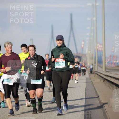 03.10.2025 - Köhlbrandbrückenlauf Jannik Wohlers http://msf.ph/oto/9093383 03.10.2025 10:12:07 Position 3 2436, 2116, 2271 meine-sportfotos.de