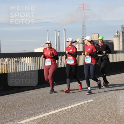 03.10.2025 - Köhlbrandbrückenlauf Lena Gebhardt http://msf.ph/oto/9093420 03.10.2025 10:08:47 Position 2 2725, 2726, 2727, 2441 meine-sportfotos.de