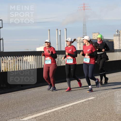 03.10.2025 - Köhlbrandbrückenlauf Lena Gebhardt http://msf.ph/oto/9093426 03.10.2025 10:08:47 Position 2 2727, 2725, 2726 meine-sportfotos.de