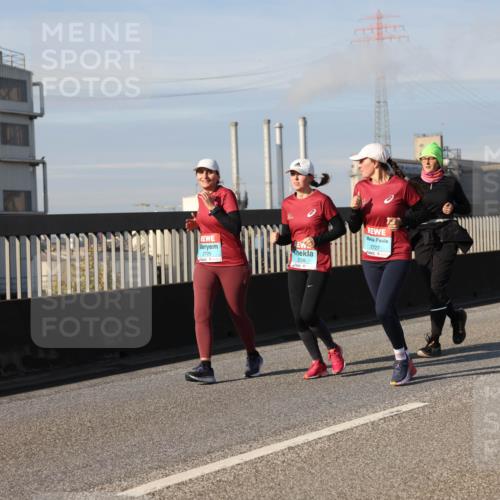 03.10.2025 - Köhlbrandbrückenlauf Lena Gebhardt http://msf.ph/oto/9093439 03.10.2025 10:08:47 Position 2 2725, 2726, 2727 meine-sportfotos.de