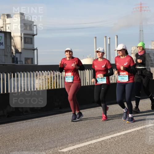 03.10.2025 - Köhlbrandbrückenlauf Lena Gebhardt http://msf.ph/oto/9093448 03.10.2025 10:08:47 Position 2 2725, 2726, 2727 meine-sportfotos.de