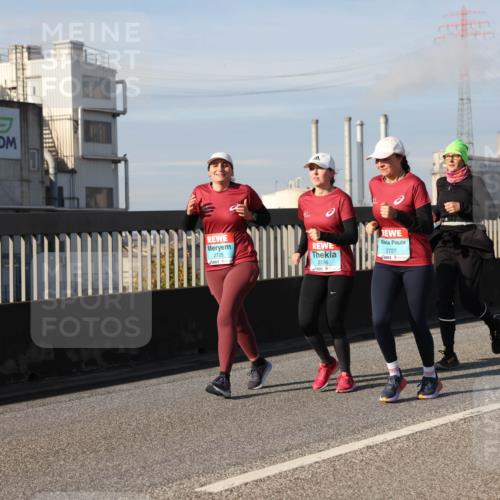 03.10.2025 - Köhlbrandbrückenlauf Lena Gebhardt http://msf.ph/oto/9093454 03.10.2025 10:08:47 Position 2 2725, 2726, 2727 meine-sportfotos.de