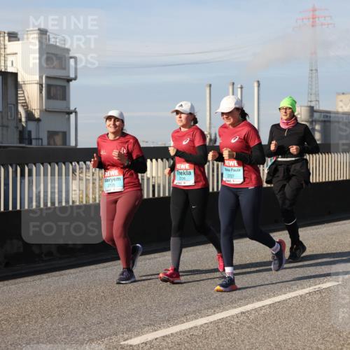 03.10.2025 - Köhlbrandbrückenlauf Lena Gebhardt http://msf.ph/oto/9093460 03.10.2025 10:08:48 Position 2 2725, 2726, 2727 meine-sportfotos.de