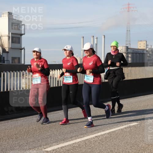 03.10.2025 - Köhlbrandbrückenlauf Lena Gebhardt http://msf.ph/oto/9093468 03.10.2025 10:08:48 Position 2 2725, 2726, 2727, 244 meine-sportfotos.de
