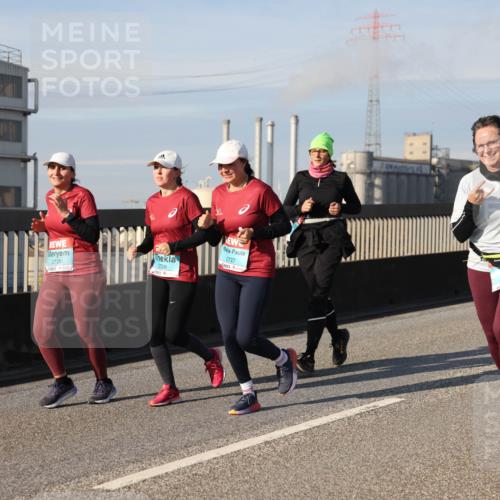 03.10.2025 - Köhlbrandbrückenlauf Lena Gebhardt http://msf.ph/oto/9093474 03.10.2025 10:08:48 Position 2 2725, 2727, 2726, 2441 meine-sportfotos.de