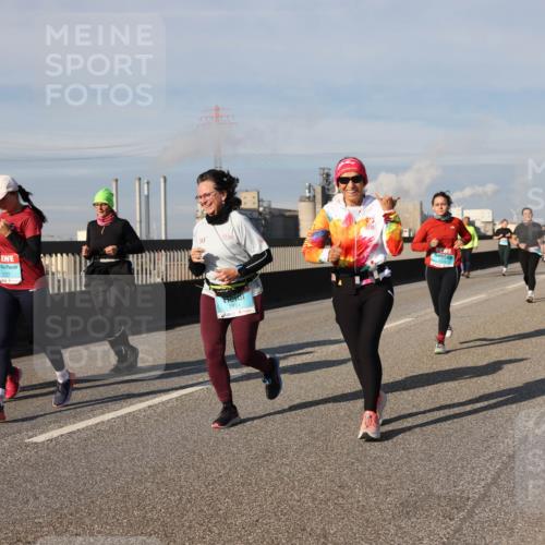 03.10.2025 - Köhlbrandbrückenlauf Lena Gebhardt http://msf.ph/oto/9093480 03.10.2025 10:08:48 Position 2 726, 2727, 2441 meine-sportfotos.de
