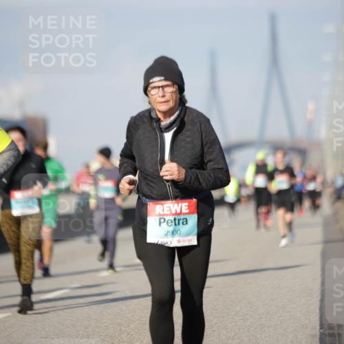 03.10.2025 - Köhlbrandbrückenlauf Jannik Wohlers http://msf.ph/oto/9093530 03.10.2025 10:12:11 Position 3 1963, 6, 00, 2900 meine-sportfotos.de