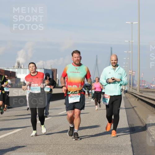 03.10.2025 - Köhlbrandbrückenlauf Jannik Wohlers http://msf.ph/oto/9093573 03.10.2025 10:00:40 Position 3 3747, 1573, 1283 meine-sportfotos.de