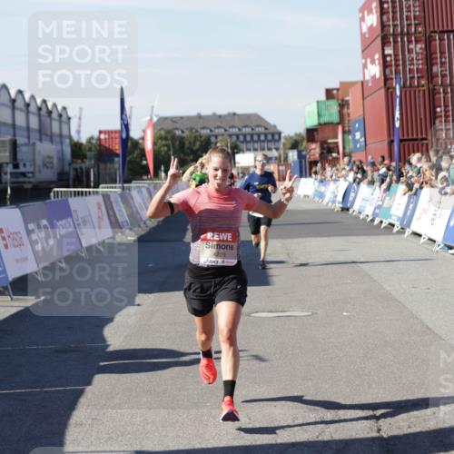 03.10.2025 - Köhlbrandbrückenlauf Jannik Wohlers http://msf.ph/oto/9093618 03.10.2025 12:54:36 Ziel 4023, 4060, 4106, 4209, 6683 meine-sportfotos.de
