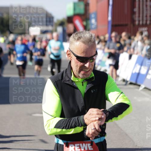 03.10.2025 - Köhlbrandbrückenlauf Jannik Wohlers http://msf.ph/oto/9093653 03.10.2025 13:20:21 Ziel 4385, 4397, 4402, 4565, 4570, 4571, 4591, 4672, 4739, 4779, 4994, 5082, 5144, 5160, 5208, 5672, 5683, 5790, 5850, 6035, 6136 meine-sportfotos.de