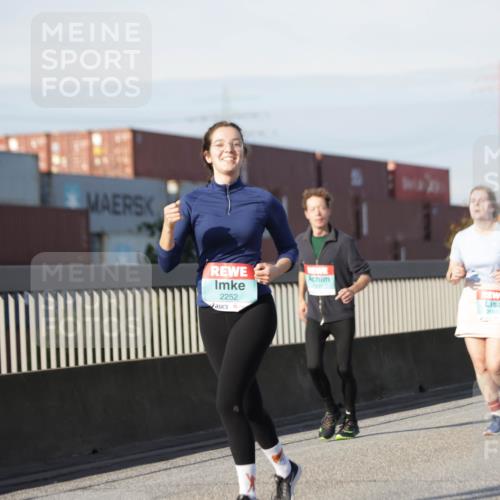 03.10.2025 - Köhlbrandbrückenlauf Jannik Wohlers http://msf.ph/oto/9093674 03.10.2025 10:12:17 Position 3 2879, 2252 meine-sportfotos.de