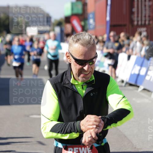 03.10.2025 - Köhlbrandbrückenlauf Jannik Wohlers http://msf.ph/oto/9093675 03.10.2025 13:20:21 Ziel 4385, 4397, 4402, 4565, 4570, 4571, 4591, 4672, 4739, 4779, 4994, 5082, 5144, 5160, 5208, 5672, 5683, 5790, 5850, 6035, 6136 meine-sportfotos.de