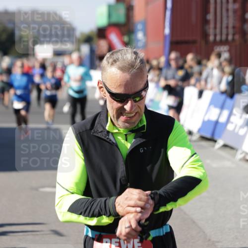 03.10.2025 - Köhlbrandbrückenlauf Jannik Wohlers http://msf.ph/oto/9093698 03.10.2025 13:20:21 Ziel 4385, 4397, 4402, 4565, 4570, 4571, 4591, 4672, 4739, 4779, 4994, 5082, 5144, 5160, 5208, 5672, 5683, 5790, 5850, 6035, 6136 meine-sportfotos.de