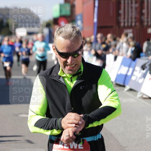 03.10.2025 - Köhlbrandbrückenlauf Jannik Wohlers http://msf.ph/oto/9093717 03.10.2025 13:20:21 Ziel 4385, 4397, 4402, 4565, 4570, 4571, 4591, 4672, 4739, 4779, 4994, 5082, 5144, 5160, 5208, 5672, 5683, 5790, 5850, 6035, 6136 meine-sportfotos.de