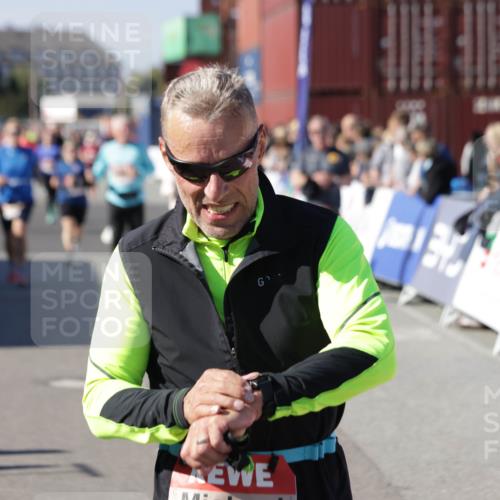 03.10.2025 - Köhlbrandbrückenlauf Jannik Wohlers http://msf.ph/oto/9093734 03.10.2025 13:20:22 Ziel 4385, 4397, 4402, 4565, 4570, 4571, 4591, 4672, 4739, 4779, 4994, 5082, 5144, 5160, 5208, 5672, 5683, 5790, 5850, 6035, 6136 meine-sportfotos.de