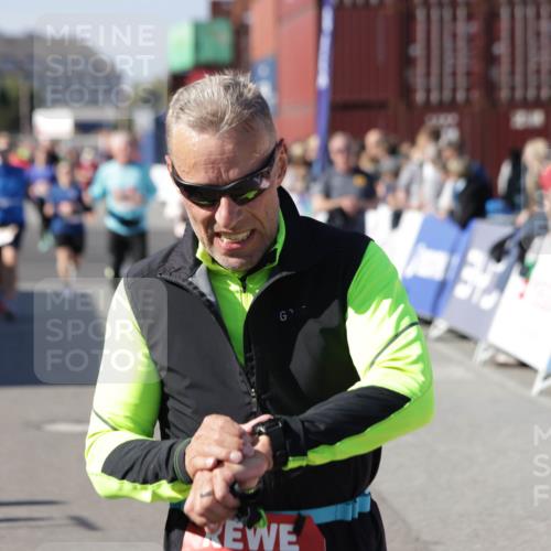 03.10.2025 - Köhlbrandbrückenlauf Jannik Wohlers http://msf.ph/oto/9093752 03.10.2025 13:20:22 Ziel 4385, 4397, 4402, 4565, 4570, 4571, 4591, 4672, 4739, 4779, 4994, 5082, 5144, 5160, 5208, 5672, 5683, 5790, 5850, 6035, 6136 meine-sportfotos.de