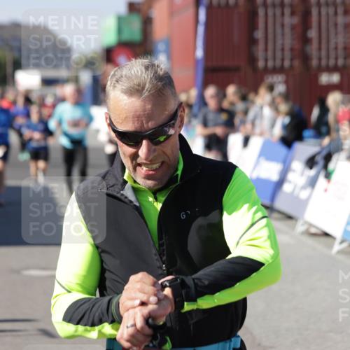 03.10.2025 - Köhlbrandbrückenlauf Jannik Wohlers http://msf.ph/oto/9093769 03.10.2025 13:20:22 Ziel 4385, 4397, 4402, 4565, 4570, 4571, 4591, 4672, 4739, 4779, 4994, 5082, 5144, 5160, 5208, 5672, 5683, 5790, 5850, 6035, 6136 meine-sportfotos.de