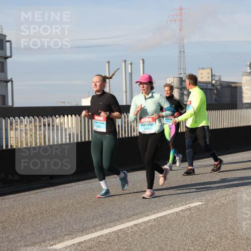 03.10.2025 - Köhlbrandbrückenlauf Lena Gebhardt http://msf.ph/oto/9093779 03.10.2025 10:08:57 Position 2 2386, 2359, 2419 meine-sportfotos.de