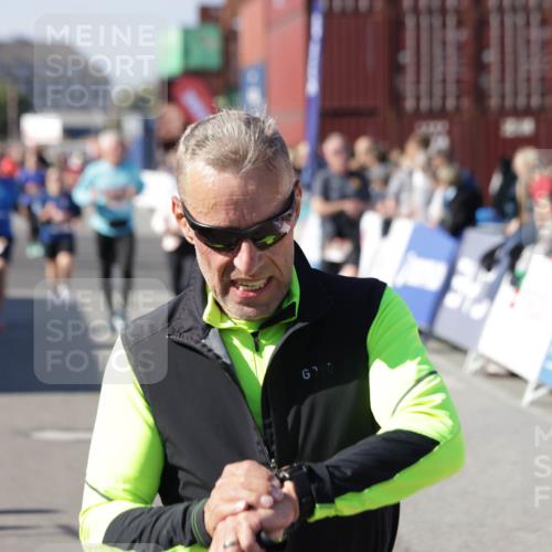 03.10.2025 - Köhlbrandbrückenlauf Jannik Wohlers http://msf.ph/oto/9093786 03.10.2025 13:20:22 Ziel 4385, 4397, 4402, 4565, 4570, 4571, 4591, 4672, 4739, 4779, 4994, 5082, 5144, 5160, 5208, 5672, 5683, 5790, 5850, 6035, 6136 meine-sportfotos.de