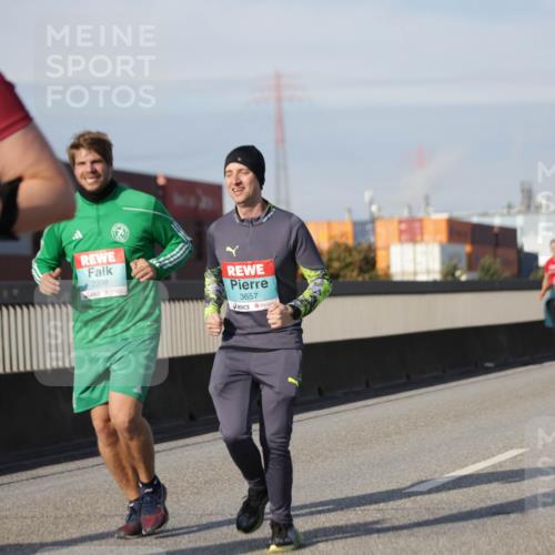 03.10.2025 - Köhlbrandbrückenlauf Jannik Wohlers http://msf.ph/oto/9093793 03.10.2025 10:12:20 Position 3 2398, 3657 meine-sportfotos.de
