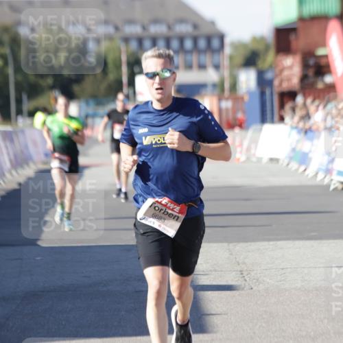 03.10.2025 - Köhlbrandbrückenlauf Jannik Wohlers http://msf.ph/oto/9093795 03.10.2025 12:54:37 Ziel 4060, 4106, 4209, 6683 meine-sportfotos.de