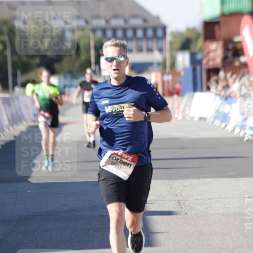 03.10.2025 - Köhlbrandbrückenlauf Jannik Wohlers http://msf.ph/oto/9093810 03.10.2025 12:54:37 Ziel 4060, 4106, 4209, 6683 meine-sportfotos.de