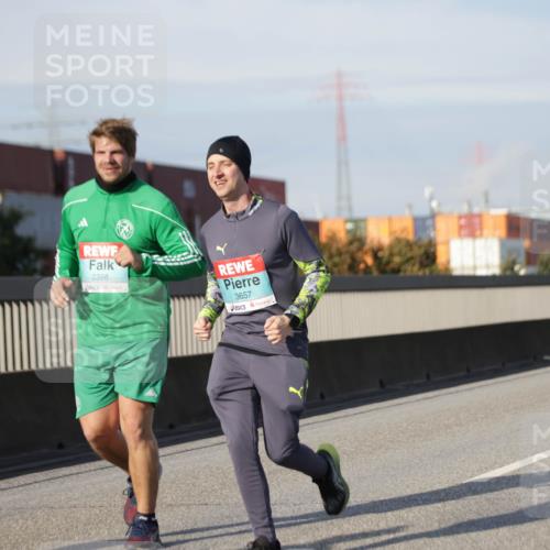 03.10.2025 - Köhlbrandbrückenlauf Jannik Wohlers http://msf.ph/oto/9093821 03.10.2025 10:12:20 Position 3 2398, 3657 meine-sportfotos.de