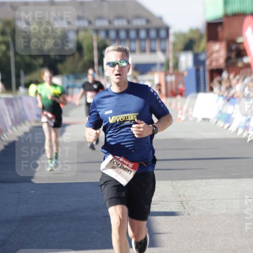 03.10.2025 - Köhlbrandbrückenlauf Jannik Wohlers http://msf.ph/oto/9093826 03.10.2025 12:54:37 Ziel 4060, 4106, 4209, 6683 meine-sportfotos.de
