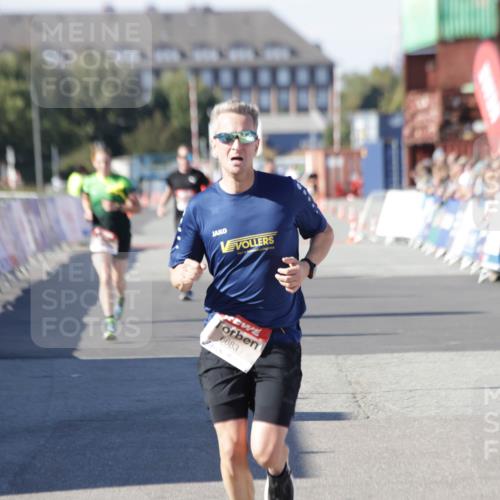 03.10.2025 - Köhlbrandbrückenlauf Jannik Wohlers http://msf.ph/oto/9093842 03.10.2025 12:54:38 Ziel 4060, 4106, 4209, 6621, 6683 meine-sportfotos.de