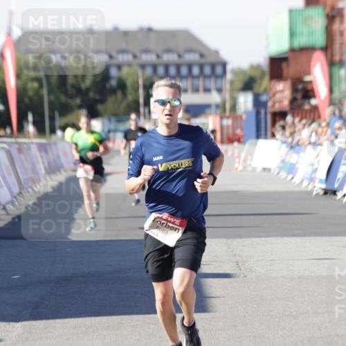 03.10.2025 - Köhlbrandbrückenlauf Jannik Wohlers http://msf.ph/oto/9093860 03.10.2025 12:54:38 Ziel 4060, 4106, 4209, 6621, 6683 meine-sportfotos.de