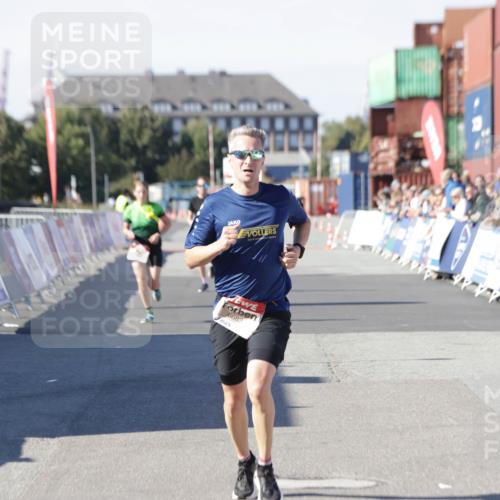 03.10.2025 - Köhlbrandbrückenlauf Jannik Wohlers http://msf.ph/oto/9093880 03.10.2025 12:54:38 Ziel 4060, 4106, 4209, 6621, 6683 meine-sportfotos.de