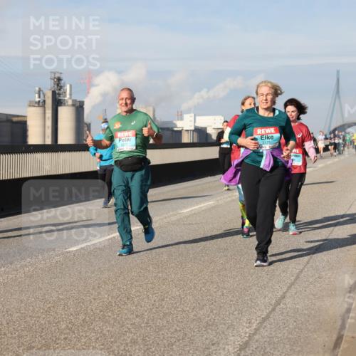 03.10.2025 - Köhlbrandbrückenlauf Lena Gebhardt http://msf.ph/oto/9093910 03.10.2025 10:09:02 Position 2 2175 meine-sportfotos.de