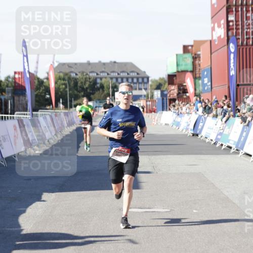 03.10.2025 - Köhlbrandbrückenlauf Jannik Wohlers http://msf.ph/oto/9093919 03.10.2025 12:54:38 Ziel 4060, 4106, 4209, 6621, 6683 meine-sportfotos.de