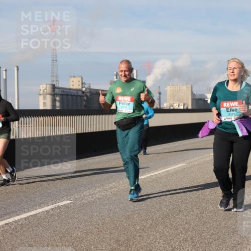 03.10.2025 - Köhlbrandbrückenlauf Lena Gebhardt http://msf.ph/oto/9093951 03.10.2025 10:09:03 Position 2 2272, 2175, 2554 meine-sportfotos.de