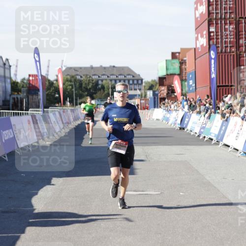 03.10.2025 - Köhlbrandbrückenlauf Jannik Wohlers http://msf.ph/oto/9093958 03.10.2025 12:54:38 Ziel 4060, 4106, 4209, 6621, 6683 meine-sportfotos.de