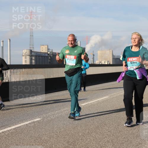 03.10.2025 - Köhlbrandbrückenlauf Lena Gebhardt http://msf.ph/oto/9093961 03.10.2025 10:09:03 Position 2 3328, 2272, 2175, 2554 meine-sportfotos.de