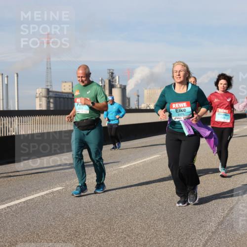 03.10.2025 - Köhlbrandbrückenlauf Lena Gebhardt http://msf.ph/oto/9093968 03.10.2025 10:09:03 Position 2 2272, 2175, 2554 meine-sportfotos.de